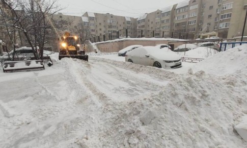Снегопад не останавливается, но и работы по уборке города идут без перерыва
