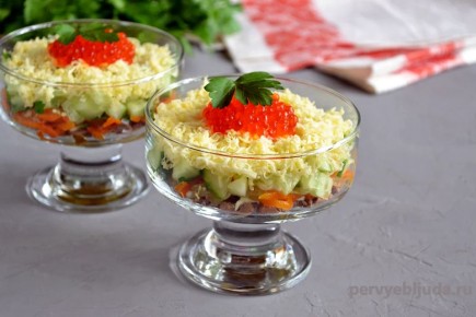 Элегантные салаты в бокалах: 4 свежих идеи для вашего стола