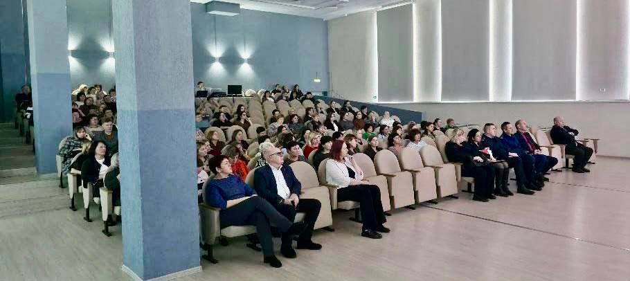 Сотрудник следственного управления СК России по Липецкой области рассказал педагогам о профилактике экстремизма и информационной безопасности школьников Сотрудник следственного управления СК России по Липецкой области рассказал педагогам о профилактике экстремизма и информационной безопасности школьников