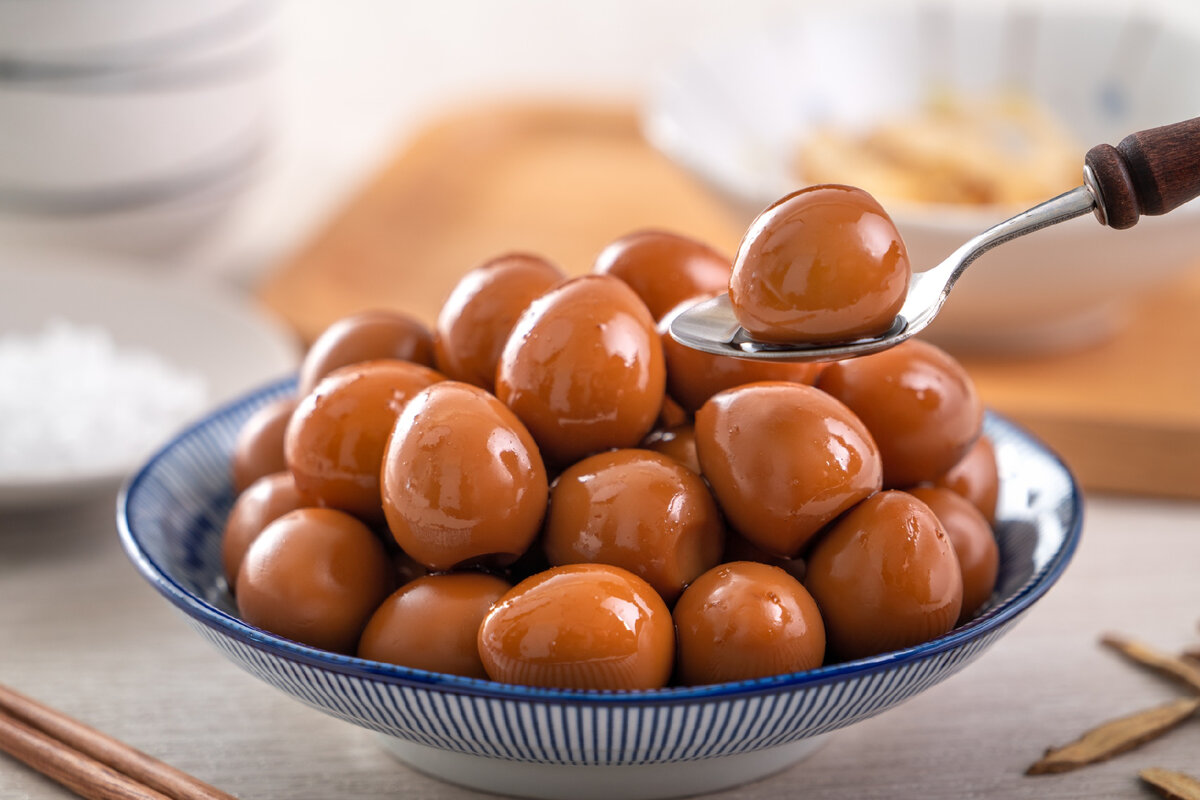 Нежные перепелиные яйца в яблочно-имбирном соусе с грецкими орехами