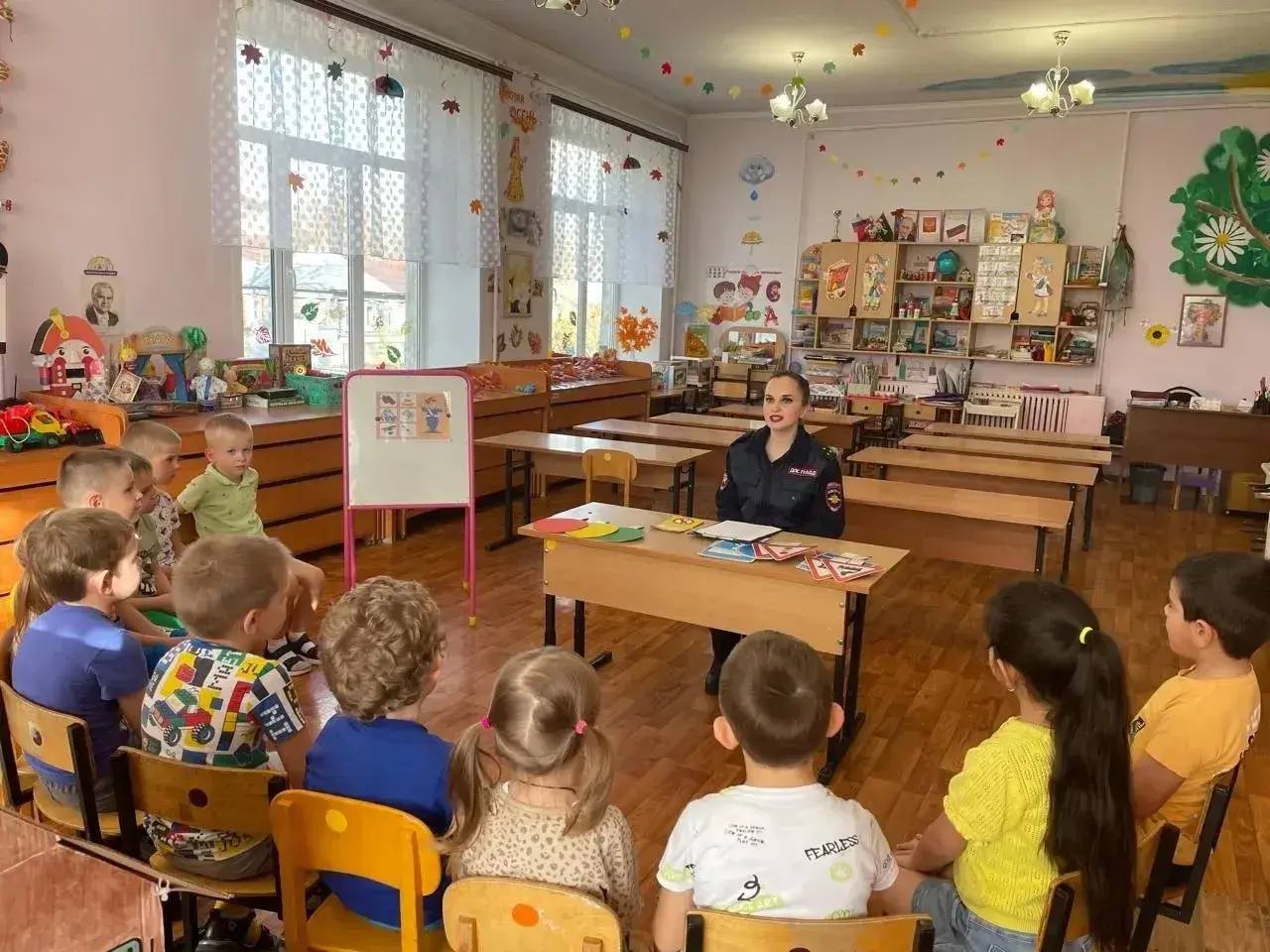 Сотрудники Госавтоинспекции побывали в гостях у дошкольников в МБДОУ «Детский сад № 31 города Ельца «Сказка» Сотрудники Госавтоинспекции побывали в гостях у дошкольников в МБДОУ «Детский сад № 31 города Ельца «Сказка»