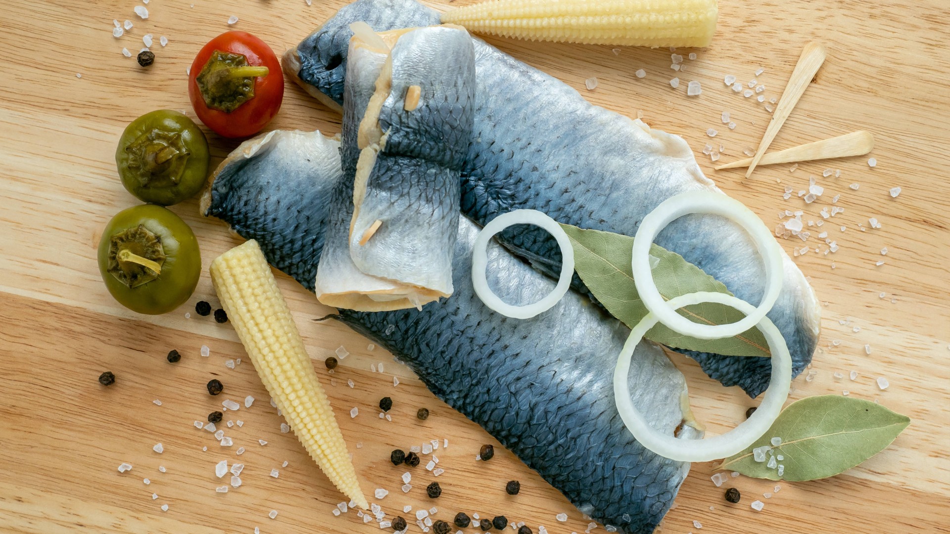 Скумбрия в этом рассоле получится в меру пряной и соленой: с картошкой сочетается идеально