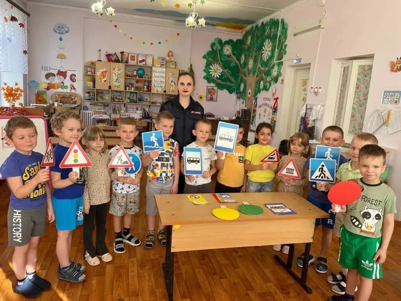 Сотрудники Госавтоинспекции побывали в гостях у дошкольников в МБДОУ «Детский сад № 31 города Ельца «Сказка»