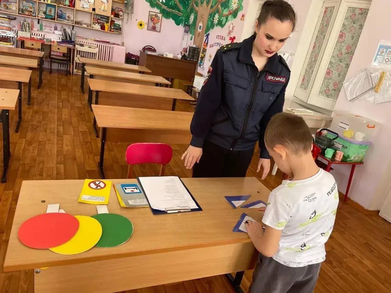 Сотрудники Госавтоинспекции побывали в гостях у дошкольников в МБДОУ «Детский сад № 31 города Ельца «Сказка» Сотрудники Госавтоинспекции побывали в гостях у дошкольников в МБДОУ «Детский сад № 31 города Ельца «Сказка»