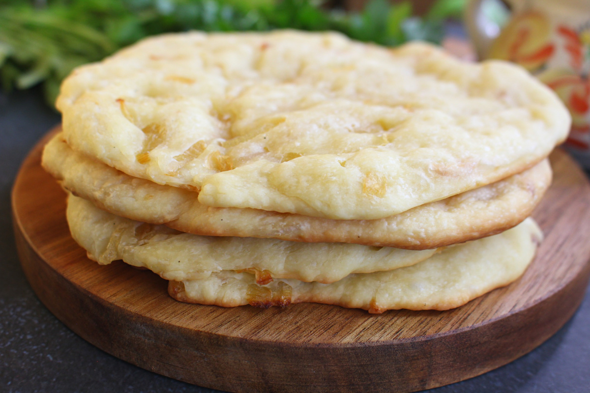 Нежные луковые лепешки: идеальная выпечка для уютного вечера