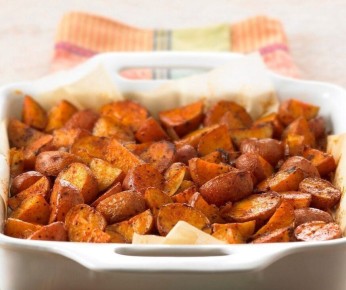 Необычный гарнир: запеченный картофель с луком и ароматными специями