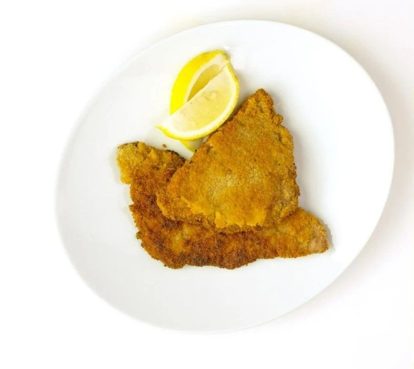 Вкусный венский шницель, приготовленный на растительном масле