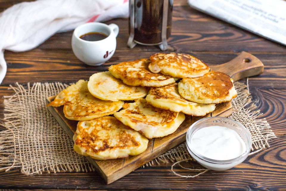 Необычные оладьи с чеддером и беконом: новый взгляд на классическое блюдо