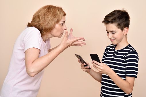 Кто отвечает, если несовершеннолетний оформил дорогую подписку или совершил покупку с вашей личной карты?