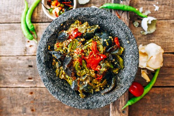 Погружение в яркий мир хунаньской кухни: вкусная паста с перцем и столетними яйцами