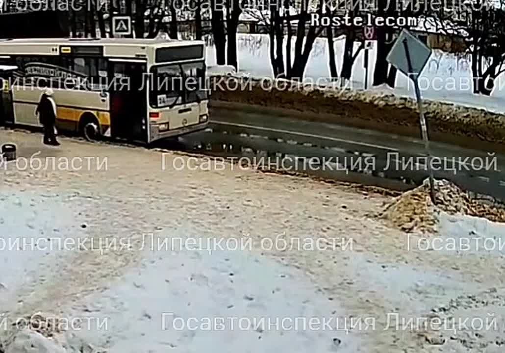 Автоинспекторы в рамках сегодняшнего профилактического мероприятия по выявлению нарушений ПДД, связанных с выездом на полосу встречного движения дежурят на улицах и дорогах Липецкой области