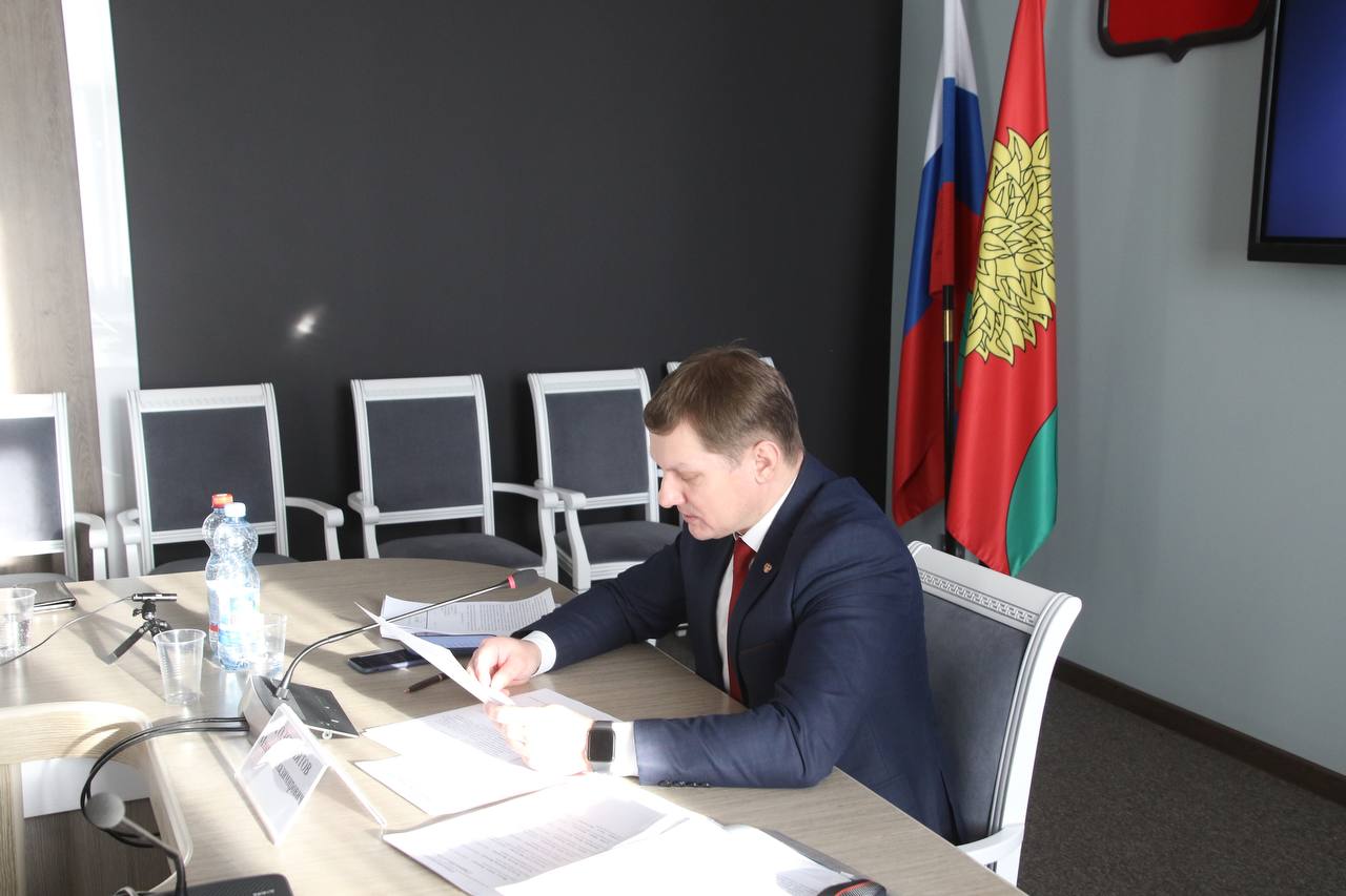 Сегодня на комитете по законодательству и правовым вопросам парламентарии рассмотрели изменения в Закон «О статусе депутата Липецкого областного Совета депутатов» Сегодня на комитете по законодательству и правовым вопросам парламентарии рассмотрели изменения в Закон «О статусе депутата Липецкого областного Совета депутатов»