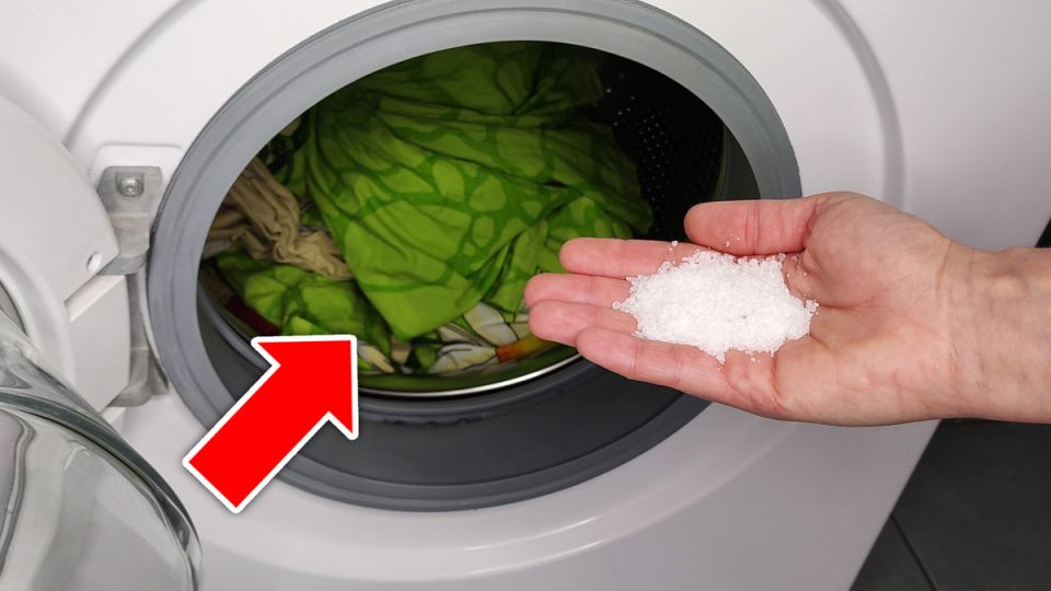 За 30 минут белоснежно: 4 простых приёма, которые спасают полотенца и носки