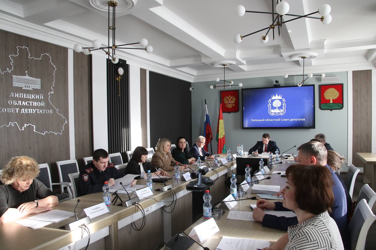 Сегодня на комитете по законодательству и правовым вопросам парламентарии рассмотрели изменения в Закон «О статусе депутата Липецкого областного Совета депутатов»