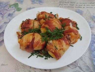 Нежный картофель, запеченный в беконе с сыром