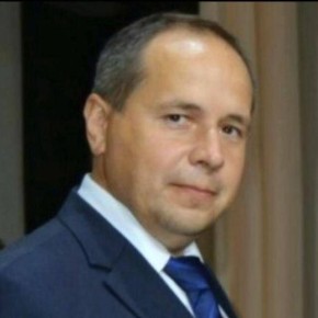 Мелкий чиновник при «большой мохнатой лапе»?