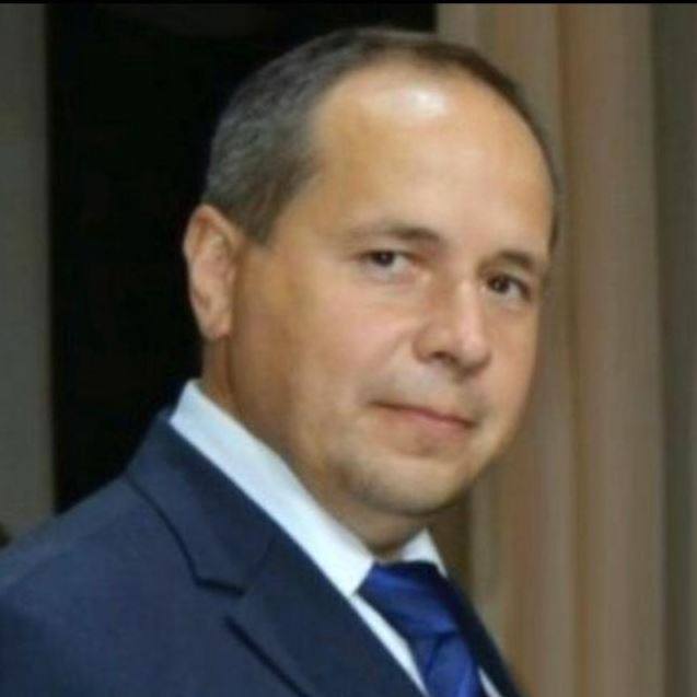 Мелкий чиновник при «большой мохнатой лапе»?