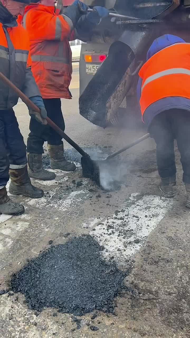 В Липецке провели ямочный ремонт на Петровском спуске, улице Катукова в районе памятника героям-танкистам и улице Неделина в районе магазина «Лента»