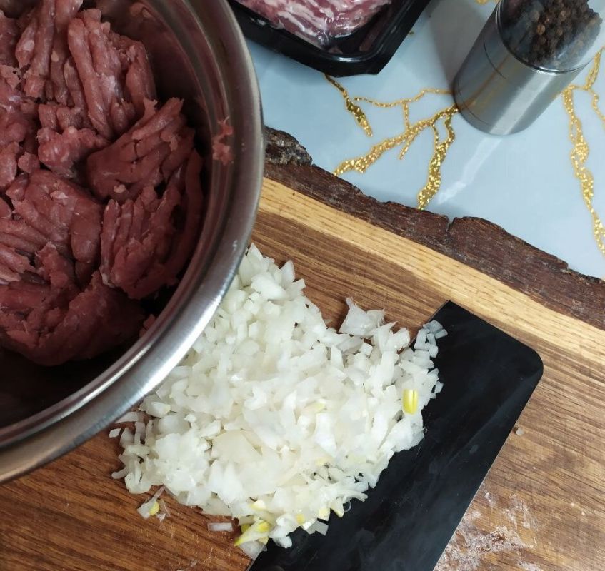 Секреты сочных котлет: как мама готовит свои говяжьи шедевры