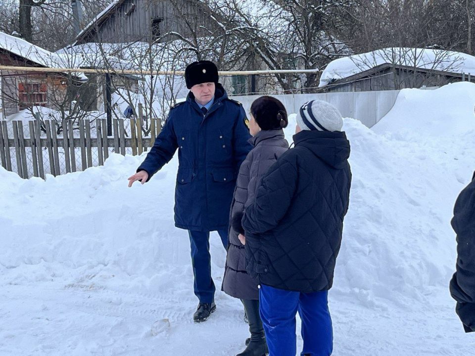 Прокуратура Лев-Толстовского района организовала проверку в связи с обрушением крыши 8-квартирного дома в с. Гагарино