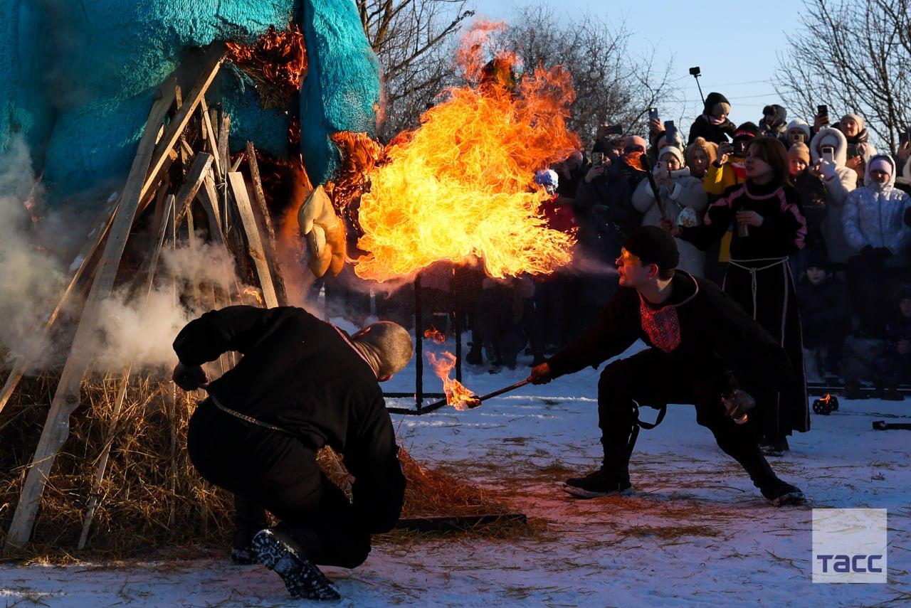 Трехметровое чучело Лабубу сожгли в Липецкой области на Масленицу, сообщил ТАСС директор парка "Аргамач" Голотвин: Трехметровое чучело Лабубу сожгли в Липецкой области на Масленицу, сообщил ТАСС директор парка "Аргамач" Голотвин: