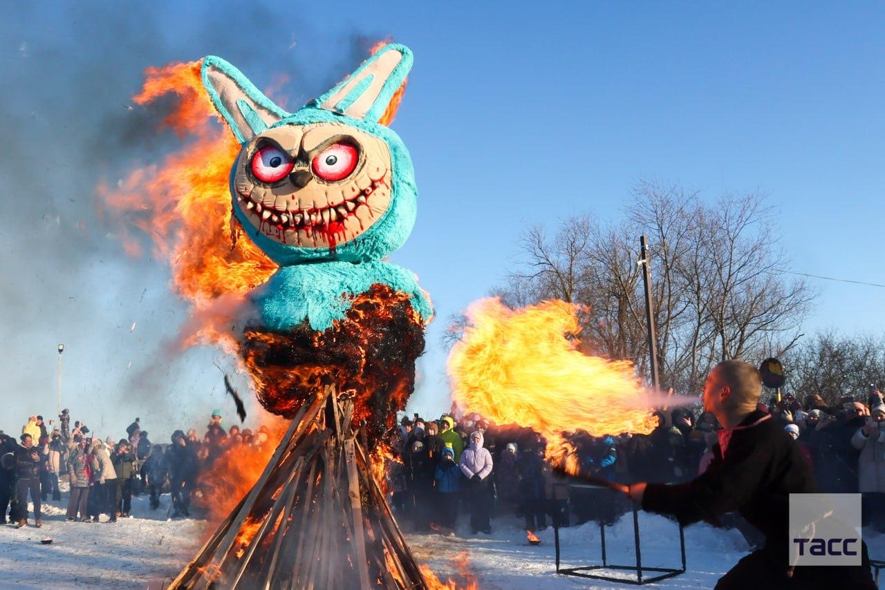 Трехметровое чучело Лабубу сожгли в Липецкой области на Масленицу, сообщил ТАСС директор парка "Аргамач" Голотвин: Трехметровое чучело Лабубу сожгли в Липецкой области на Масленицу, сообщил ТАСС директор парка "Аргамач" Голотвин: