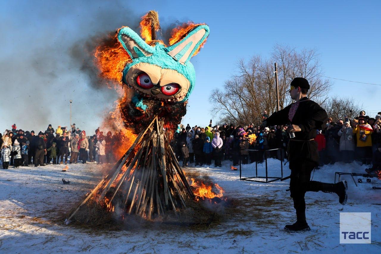 Трехметровое чучело Лабубу сожгли в Липецкой области на Масленицу, сообщил ТАСС директор парка "Аргамач" Голотвин: Трехметровое чучело Лабубу сожгли в Липецкой области на Масленицу, сообщил ТАСС директор парка "Аргамач" Голотвин: