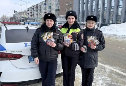 В Липецкой области в преддверии Дня защитника сотрудники Госавтоинспекции поздравляли водителей с наступающим праздником