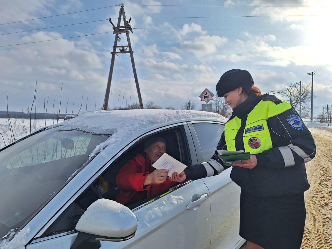 В Липецкой области в преддверии Дня защитника сотрудники Госавтоинспекции поздравляли водителей с наступающим праздником В Липецкой области в преддверии Дня защитника сотрудники Госавтоинспекции поздравляли водителей с наступающим праздником