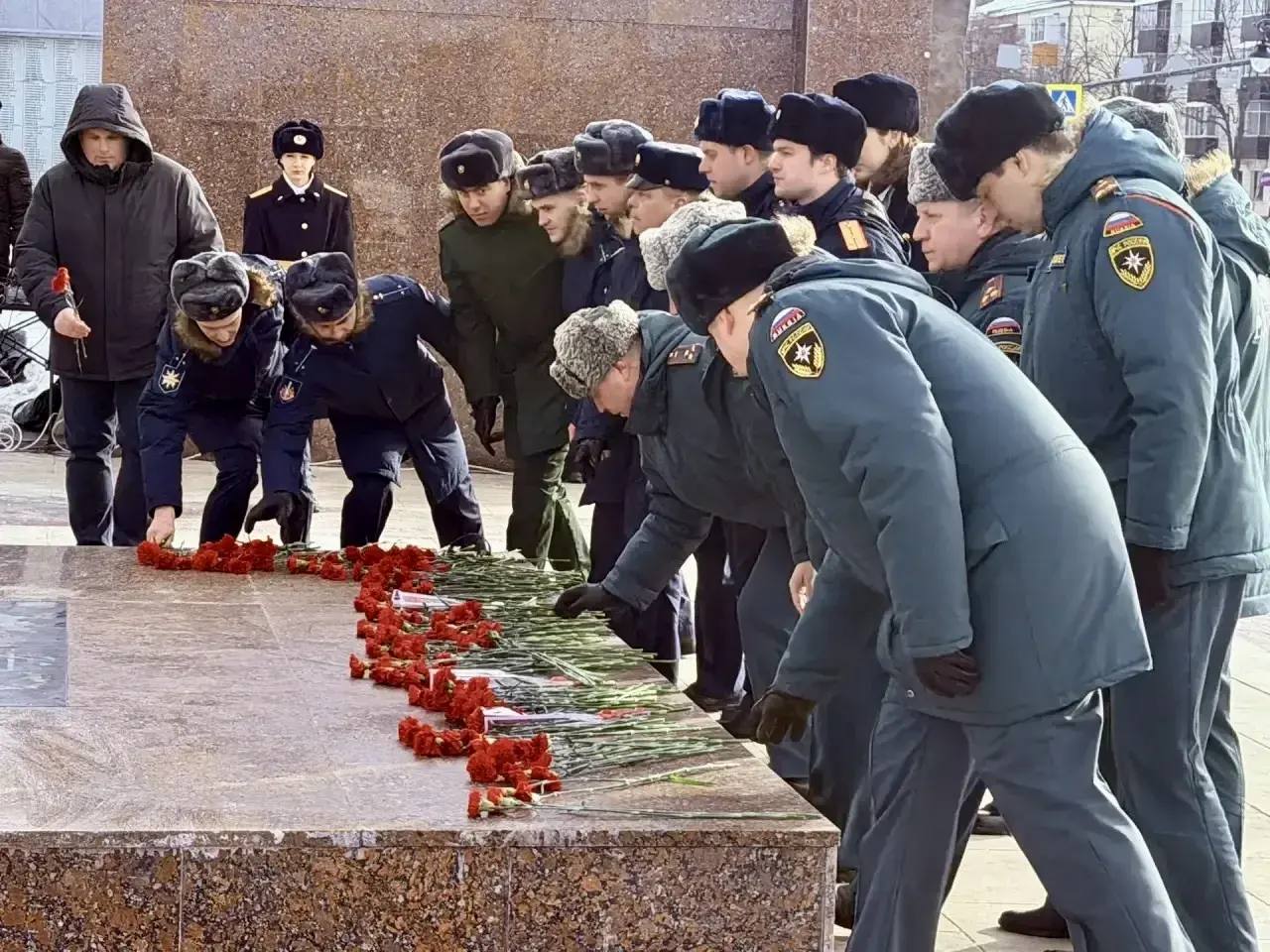 В Липецке в День защитника Отечества сотрудники регионального СК России почтили память павших на полях сражений В Липецке в День защитника Отечества сотрудники регионального СК России почтили память павших на полях сражений