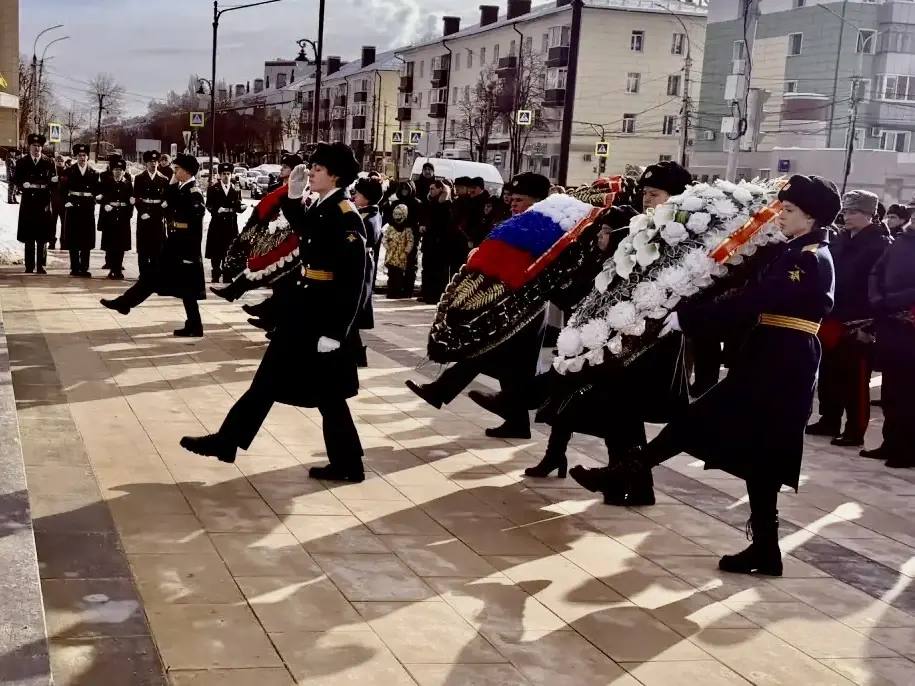 В Липецке в День защитника Отечества сотрудники регионального СК России почтили память павших на полях сражений