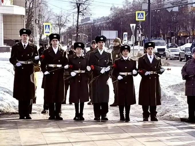 В Липецке в День защитника Отечества сотрудники регионального СК России почтили память павших на полях сражений В Липецке в День защитника Отечества сотрудники регионального СК России почтили память павших на полях сражений