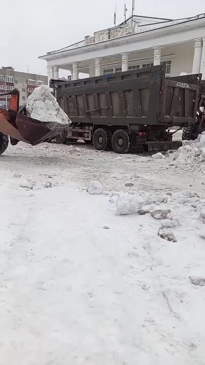 В Липецке продолжается уборка улиц от снега