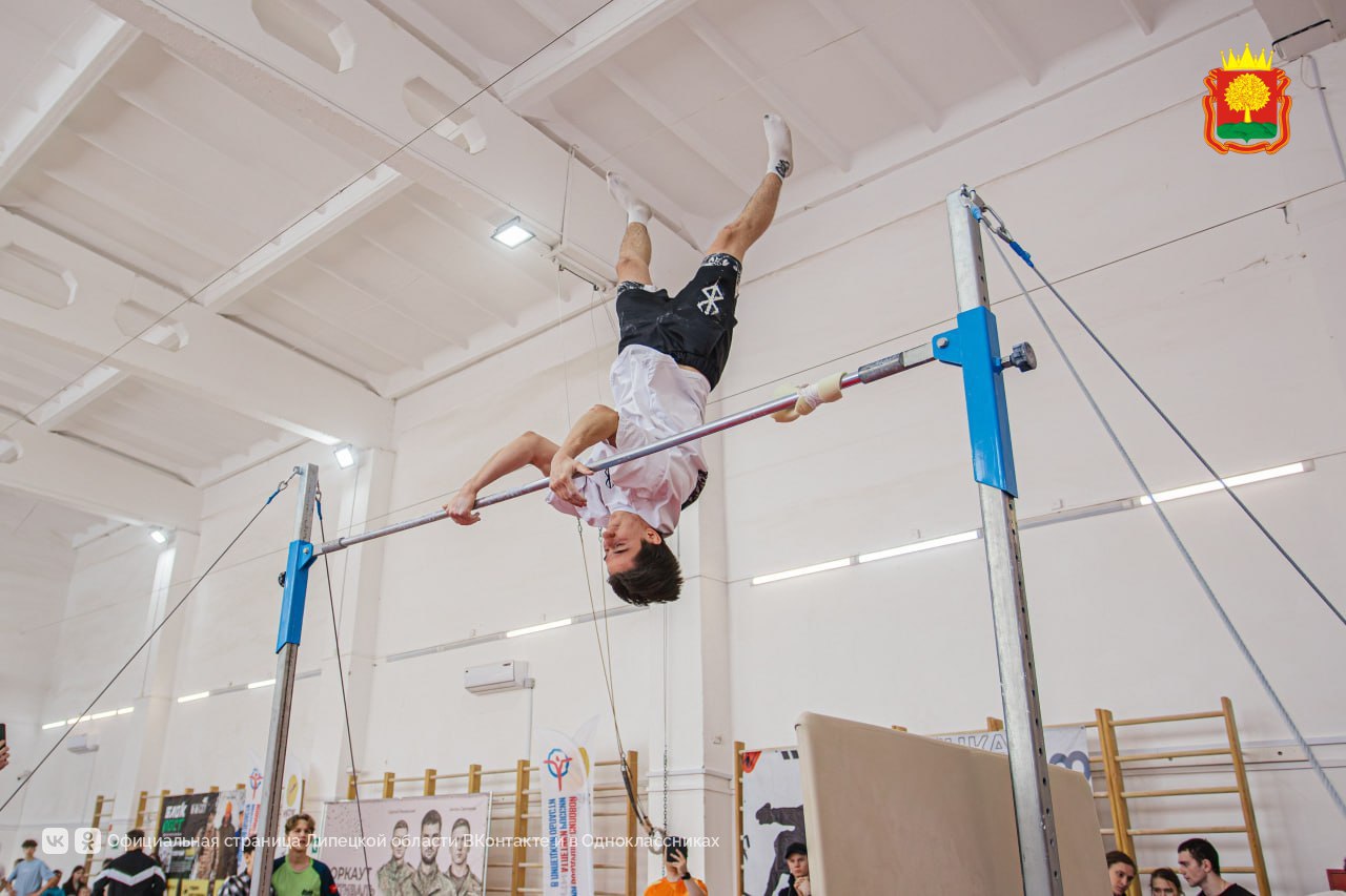 Крутили солнышко, зависали вверх ногами, делали невероятные трюки эти ребята на Фестивале воркаута в Липецке