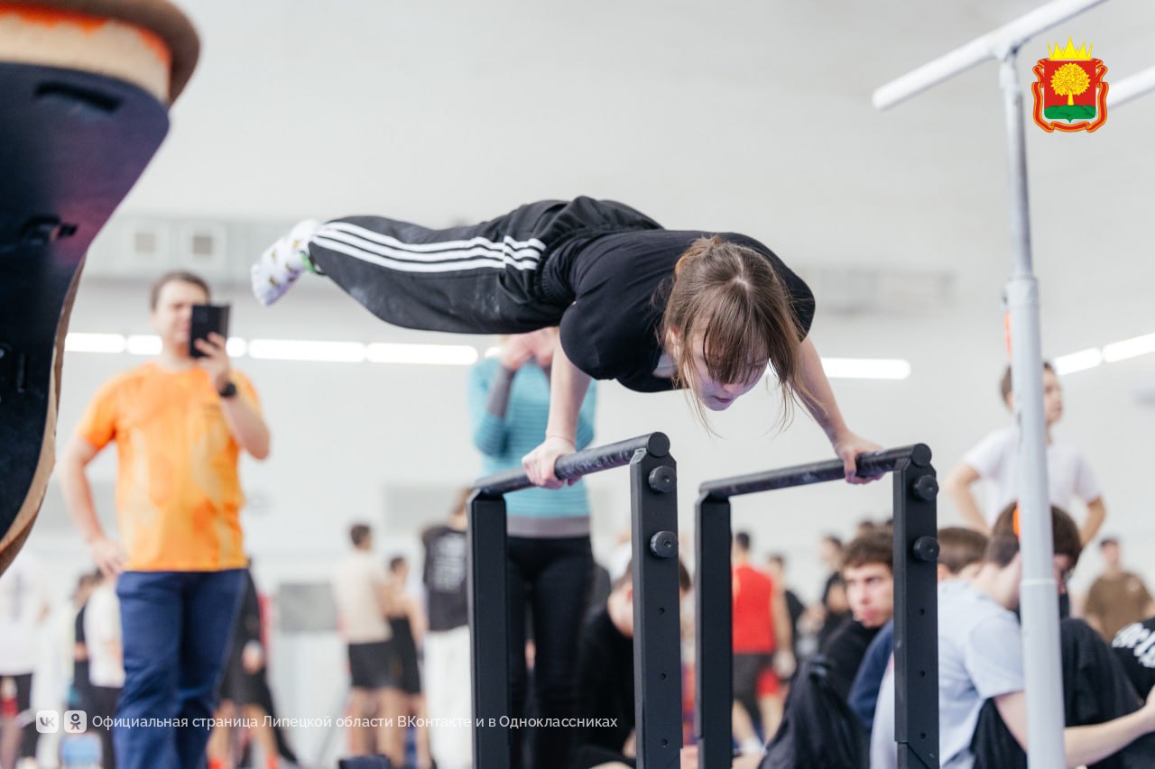 Крутили солнышко, зависали вверх ногами, делали невероятные трюки эти ребята на Фестивале воркаута в Липецке Крутили солнышко, зависали вверх ногами, делали невероятные трюки эти ребята на Фестивале воркаута в Липецке