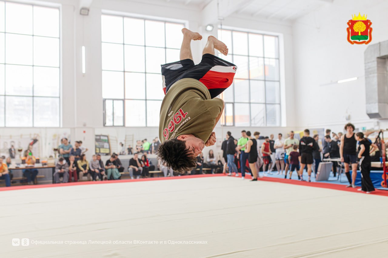 Крутили солнышко, зависали вверх ногами, делали невероятные трюки эти ребята на Фестивале воркаута в Липецке Крутили солнышко, зависали вверх ногами, делали невероятные трюки эти ребята на Фестивале воркаута в Липецке