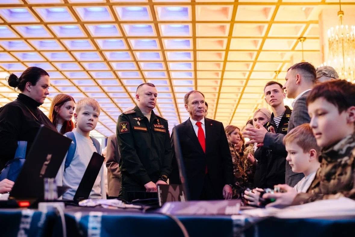 Липецкие школьники могут принять участие в современной военной игре «Зарница 2.0» Липецкие школьники могут принять участие в современной военной игре «Зарница 2.0»