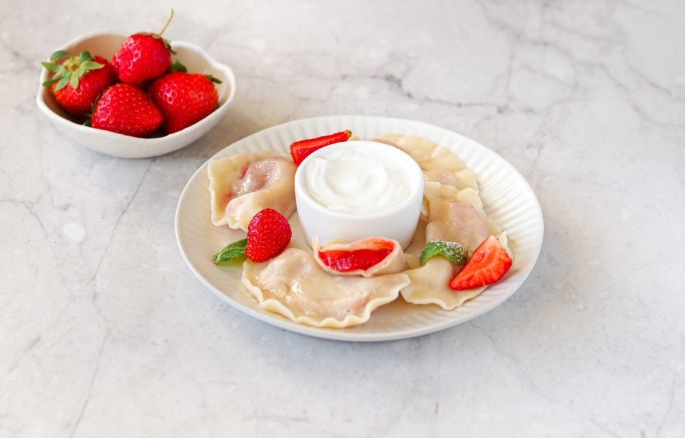 Летний уют: как приготовить вареники с клубникой на радость всей семье