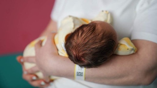 Пособие по уходу за ребенком хотят увеличить и продлить до трех лет