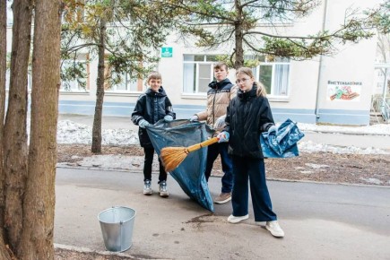 Проехалась сегодня по образовательным учреждениям – посмотрела, как проходит субботник перед каникулами