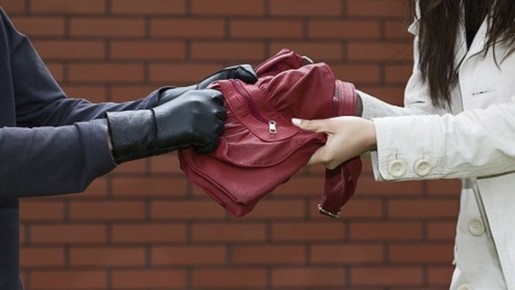 Как защититься от грабителей на улице: советы от юриста в 2026 году