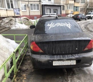 Липецкие автоинспекторы привлекли к ответственности водителя, припарковавшего автомобиль на тротуаре возле подъезда