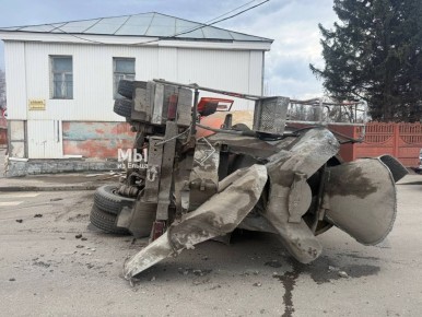 Бетономешалка опрокинулась и перекрыла две полосы в Ельце