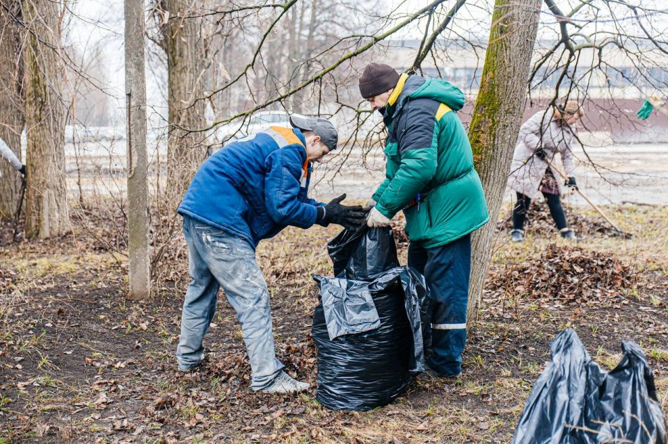 Начали подготовку городских кладбищ к предстоящим праздникам