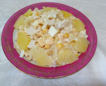 Секрет нежного салата с ананасами и курицей: простота в каждом ингредиенте