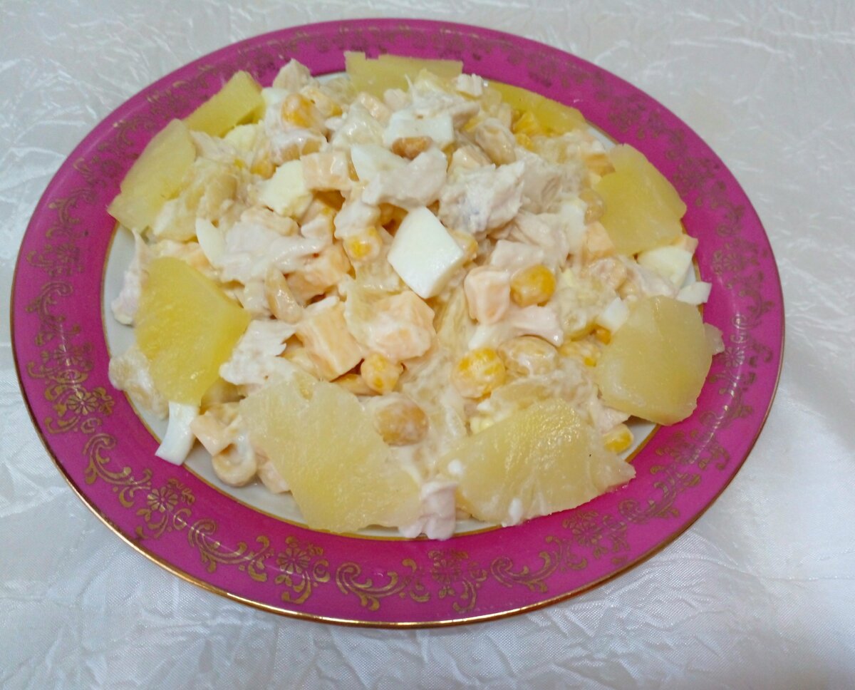 Секрет нежного салата с ананасами и курицей: простота в каждом ингредиенте