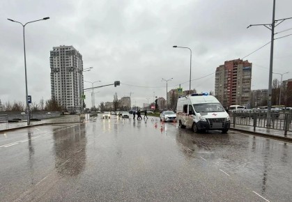 В Липецке сотрудники Госавтоинспекции устанавливают обстоятельства ДТП, в котором пострадал несовершеннолетний водитель электросамоката