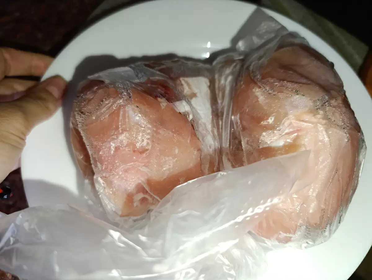 Как быстро разморозить мясо: секреты, которые сэкономят время на кухне