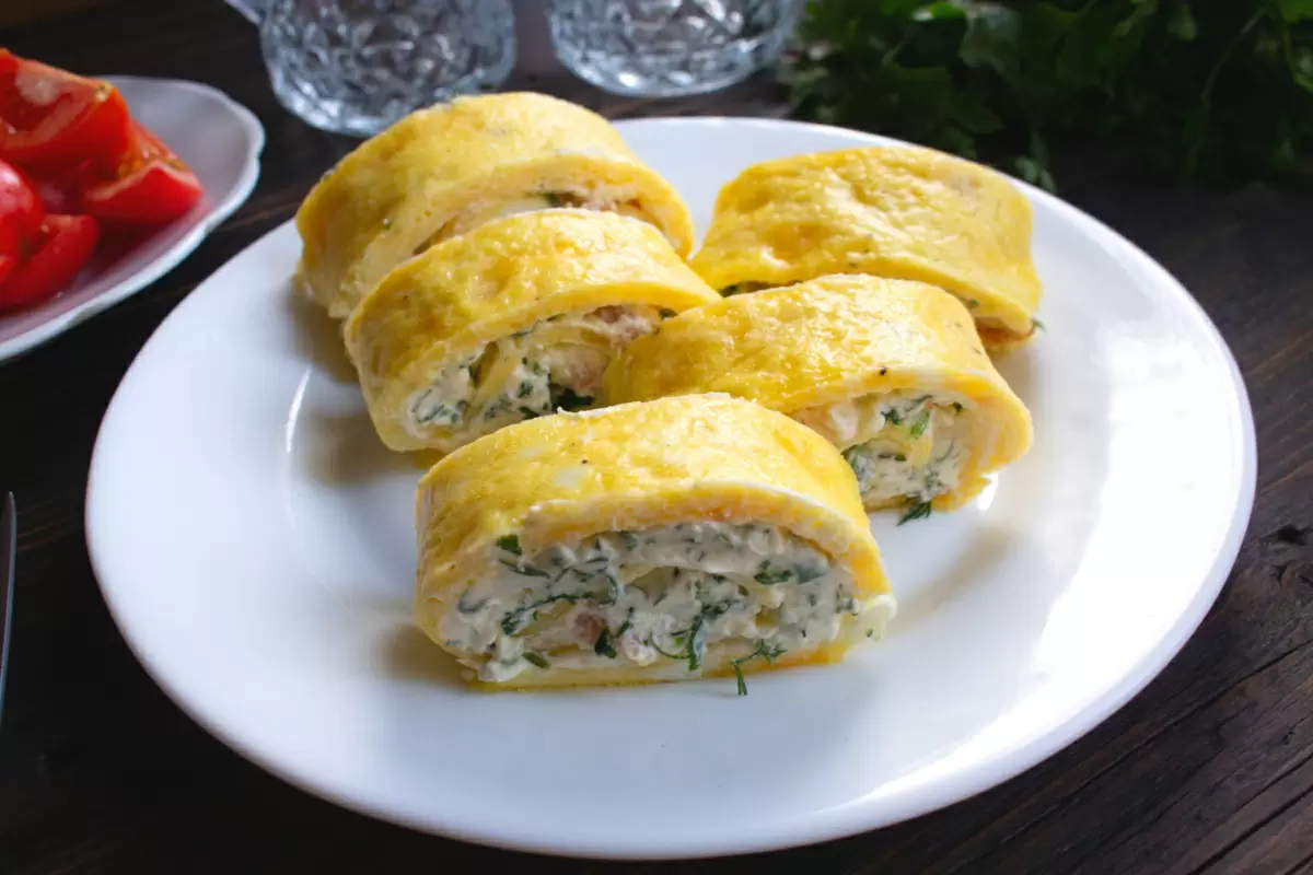 Нежный рулет с копченым лососем и сливочным сыром: простой рецепт для любого стола