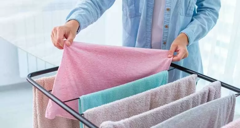 Сушим белье в помещении: что выбрать — традиционный метод или современную сушильную машину?